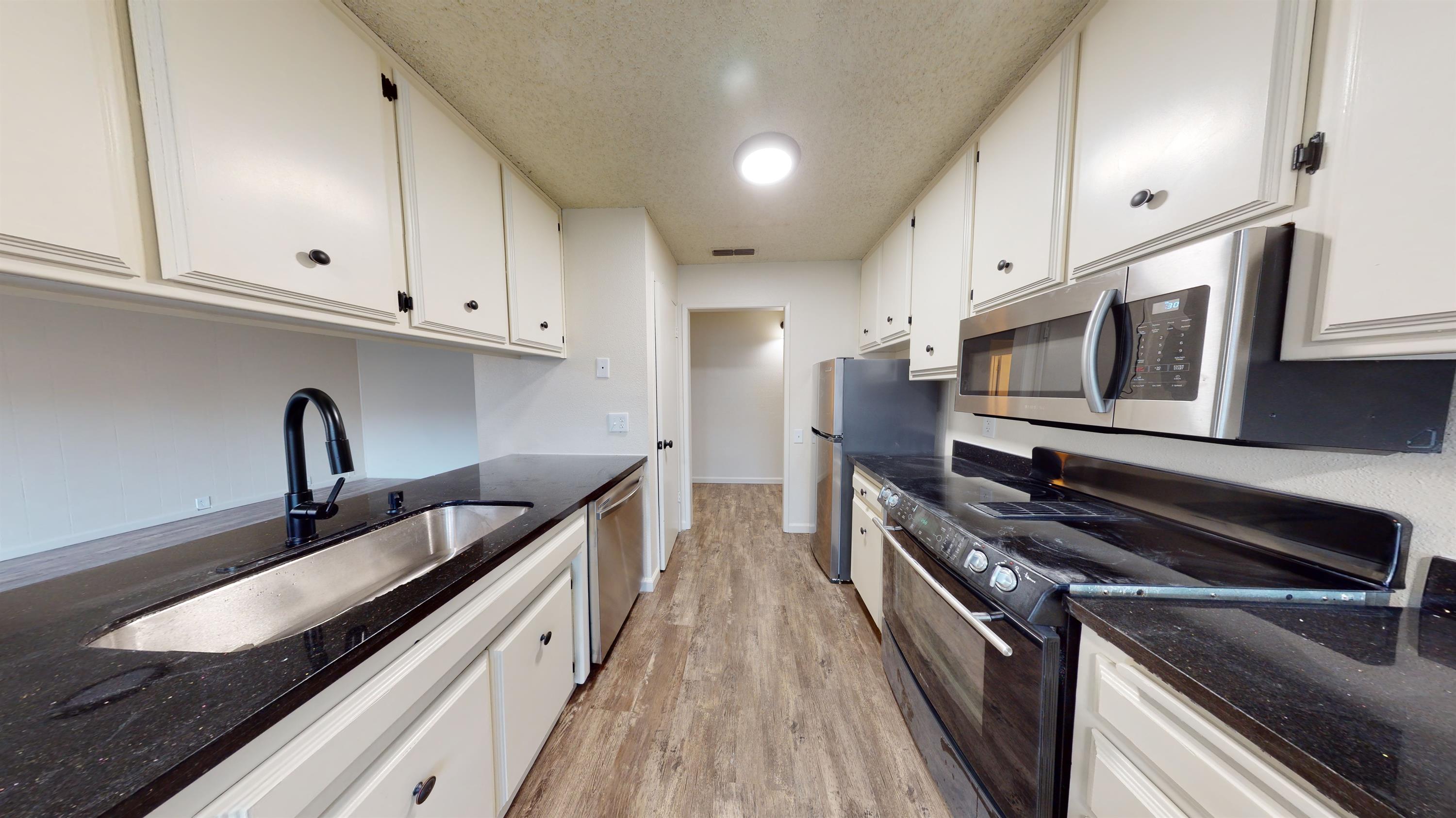 905 Lakeside Dr